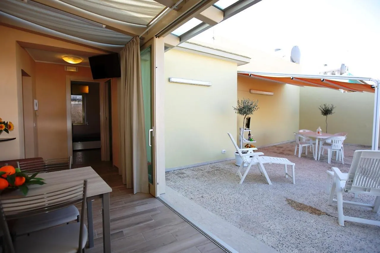 Re Sole Case Vacanze - Esclusivo Attico M A R T E Con Spaziosissima Terrazza Solarium Attrezzata 阿沃拉 0*,  意大利